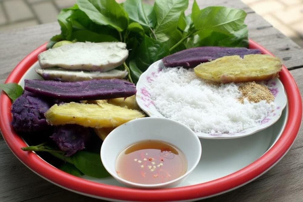 Khoai lang mắm s&ocirc;́ng cu&ocirc;́n lá cách l&agrave; m&oacute;n ăn d&acirc;n d&atilde;, đạm bạc, gắn với bao thế hệ người Vĩnh Long